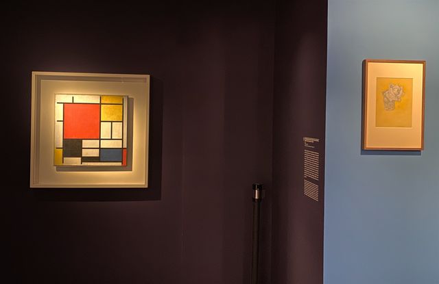 Fin de l’exposition avec une des célèbres compositions abstraites de Mondrian et une des roses qu’il continuait à peindre quotidiennement.